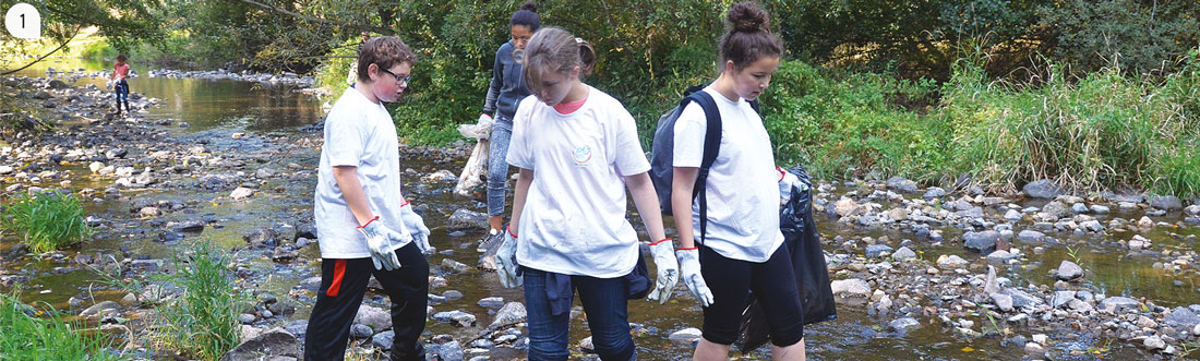 1 / Les jeunes ont été très actifs et impliqués lors du nettoyage des berges à l’occasion du week-end écocitoyen. 1 / Les jeunes ont été très actifs et impliqués lors du nettoyage des berges à l’occasion du week-end écocitoyen.