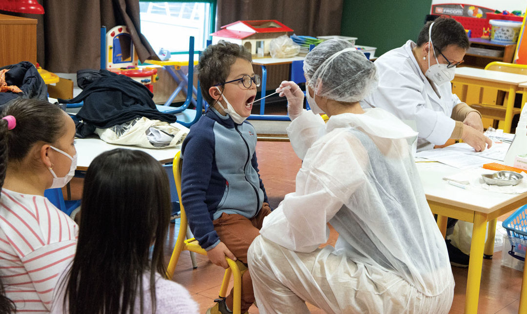 Des tests salivaires dans les écoles publiques