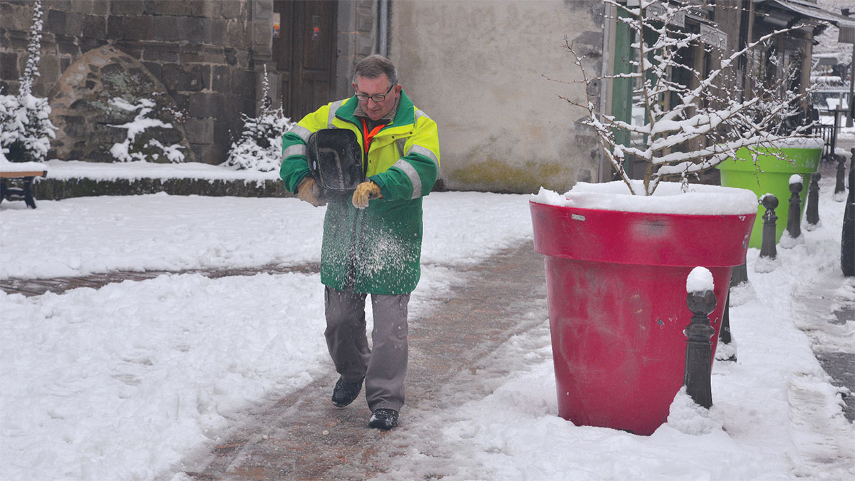 viabilite-hivernale-2025 1 / Dégager les accès piétons demeure une priorité en période de viabilité hivernale.