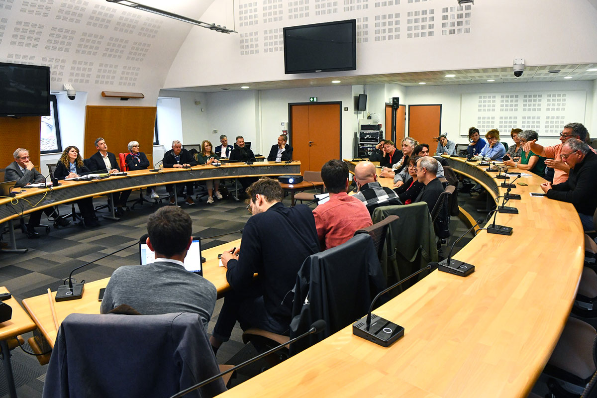 La commission réunie (le conseil municipal)
