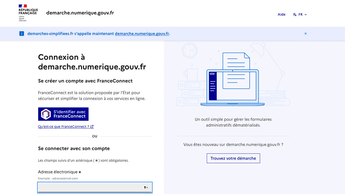 demarche-num-gouv 1 / Une salle qui se fond dans le décor avec son parement bois.
