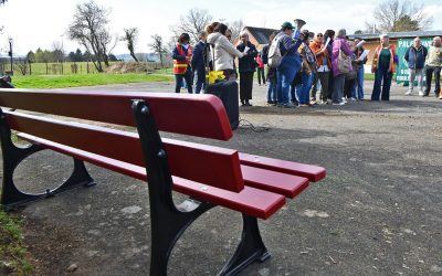 Un banc rouge dans l’espace public à La Ponétie / 8 mars – Journée internationale de lutte pour les droits des femmes